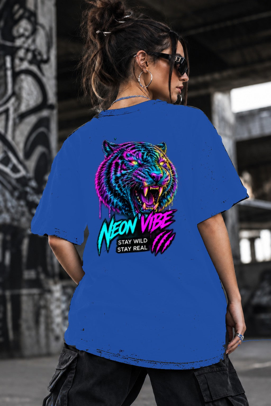 Neon Vibe Damen Oversized T-Shirt – Neon Tiger – DTF Backprint in Blau, Größe 5XL