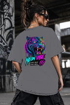 Neon Vibe Damen Oversized T-Shirt – Neon Tiger – DTF Backprint in Grau, Größe 5XL