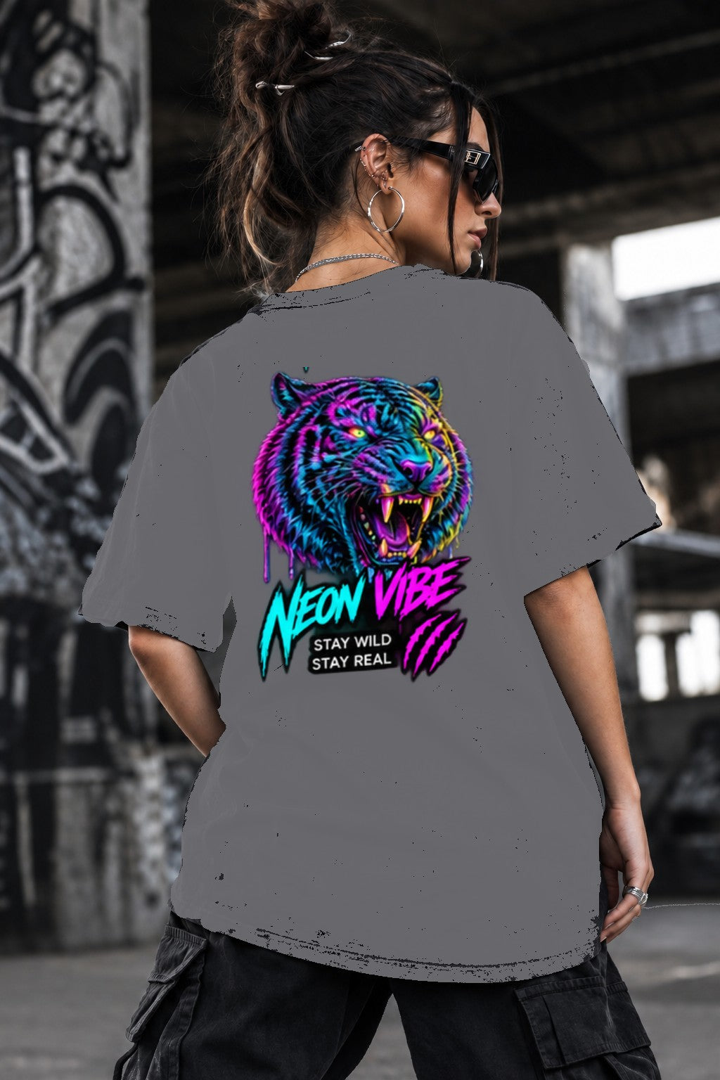 Neon Vibe Damen Oversized T-Shirt – Neon Tiger – DTF Backprint in Grau, Größe 5XL