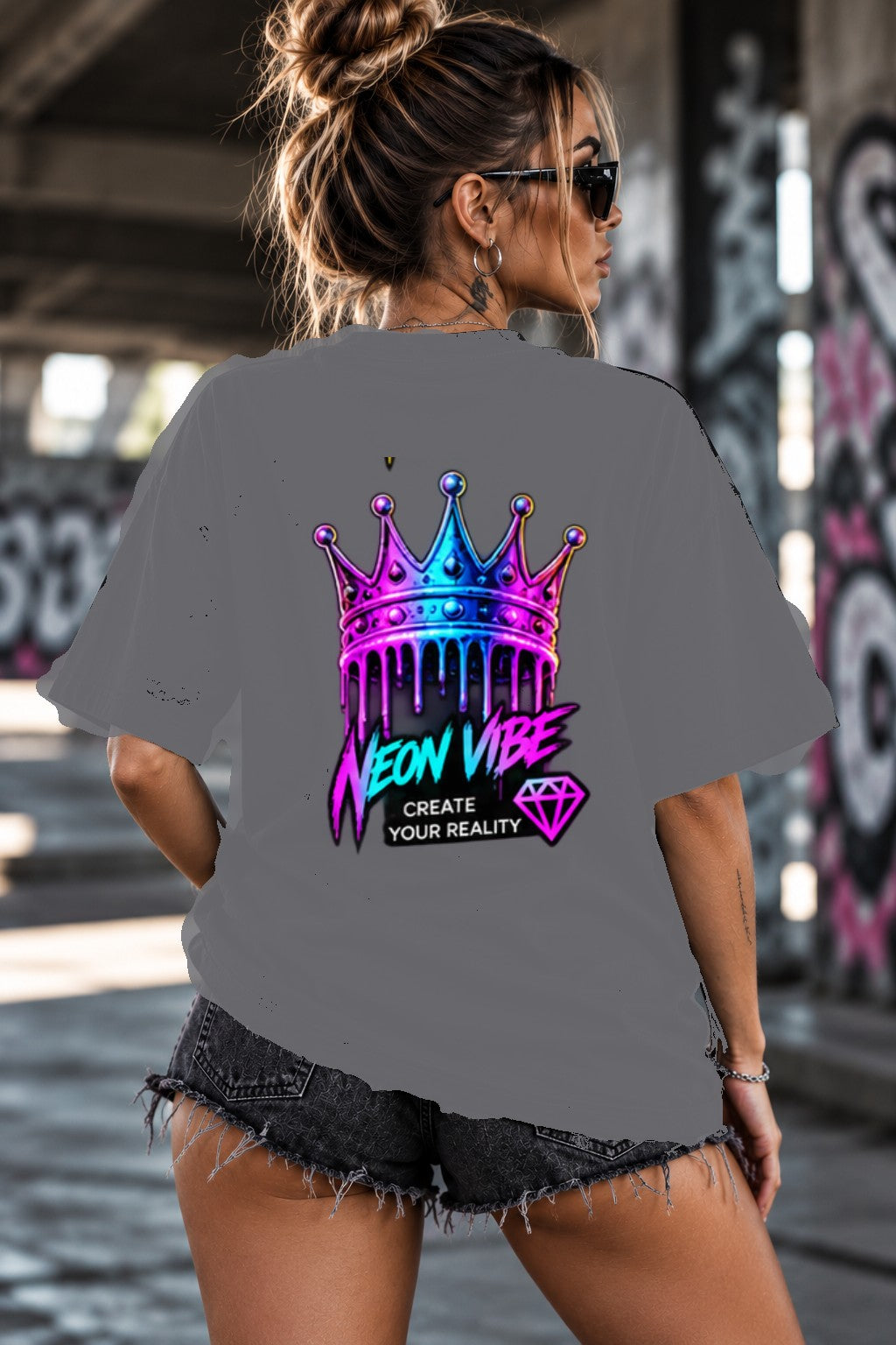 Neon Vibe Damen Oversized T-Shirt – Neon Crown – DTF Backprint in Grau, Größe 5XL