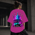 Neon Vibe Damen Oversized T-Shirt – Neon Crown – DTF Backprint in Pink, Größe 5XL