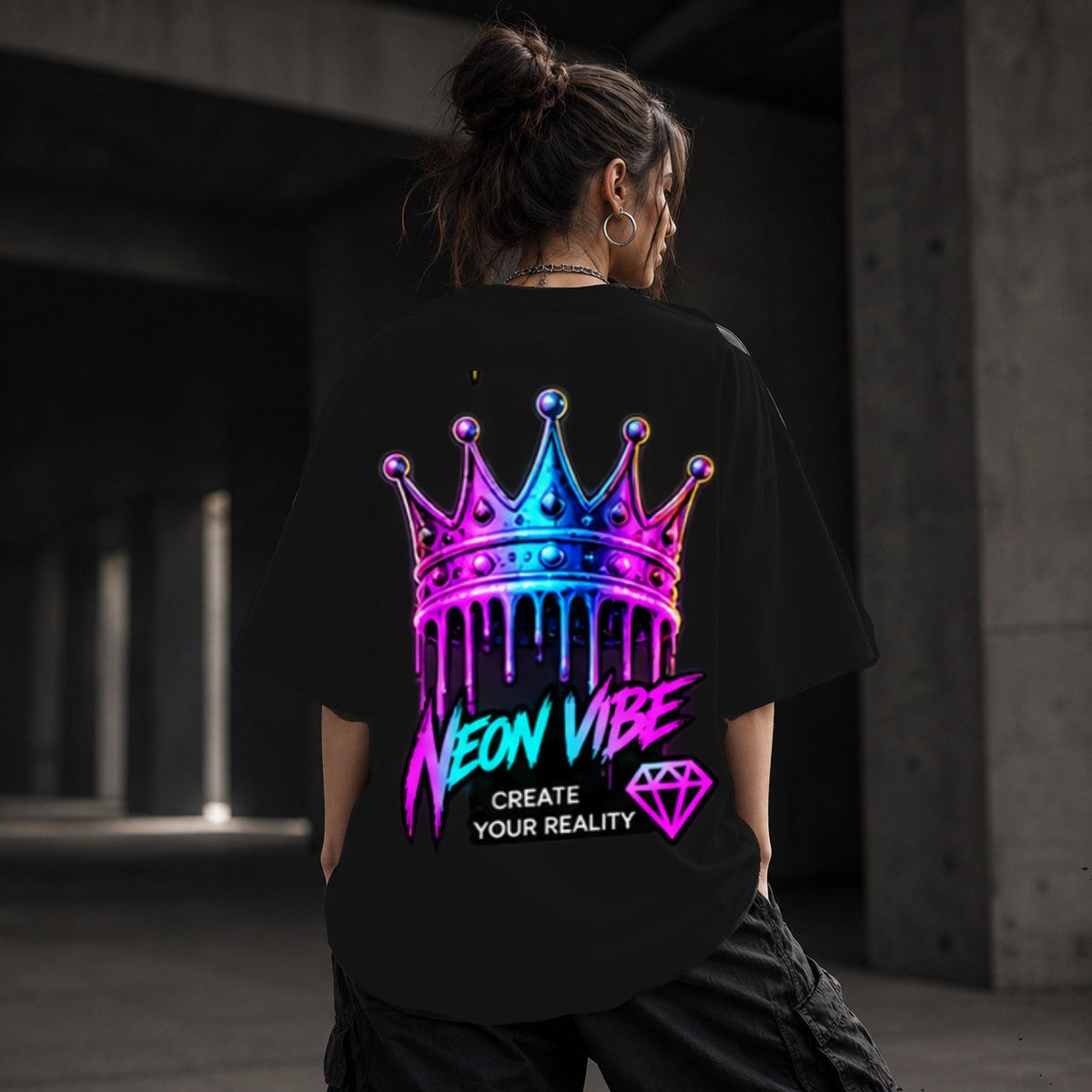 Neon Vibe Damen Oversized T-Shirt – Neon Crown – DTF Backprint in Schwarz, Größe 5XL