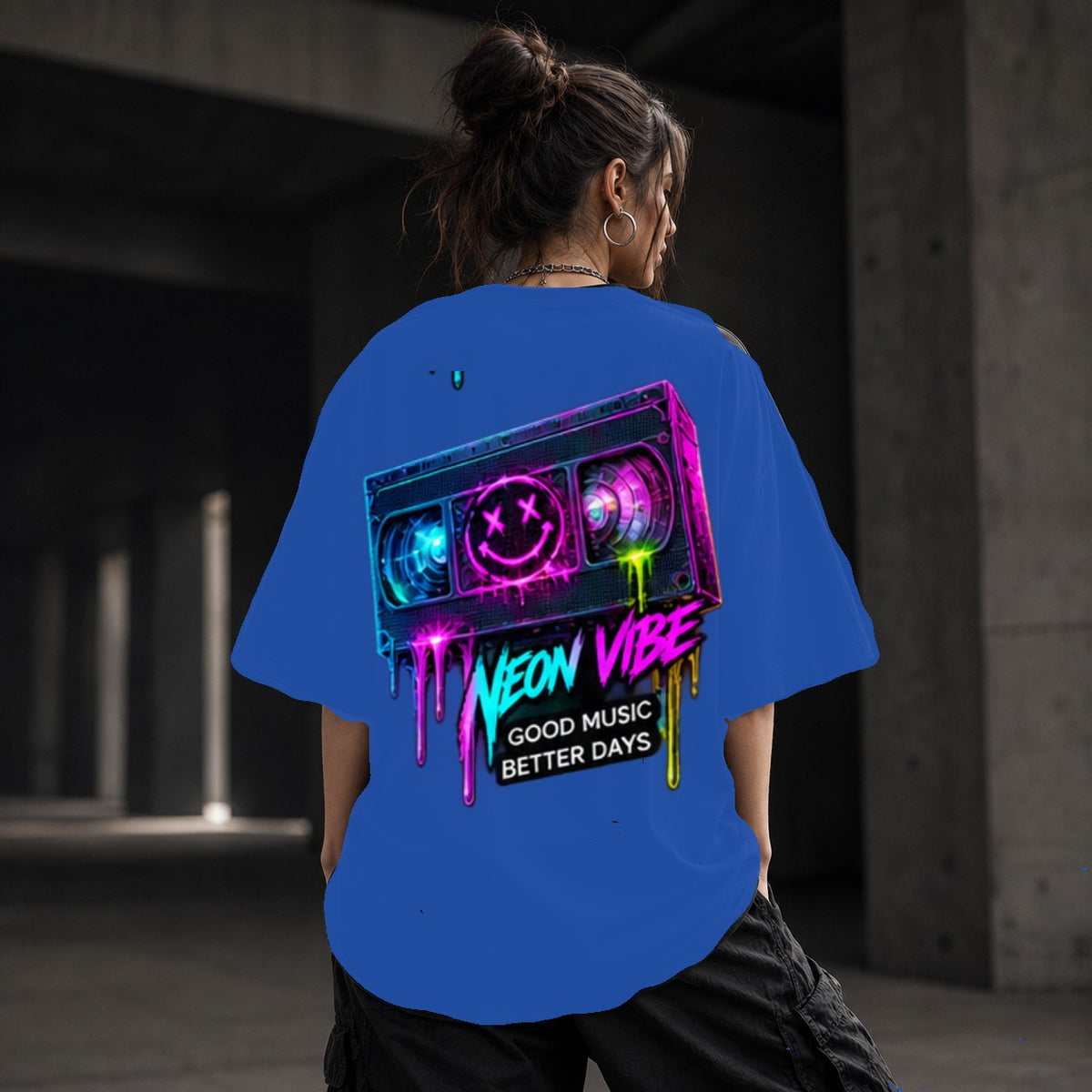 Neon Vibe Damen Oversized T-Shirt – Neon Boombox – DTF Backprint in Blau, Größe 5XL
