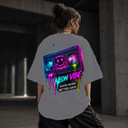 Neon Vibe Damen Oversized T-Shirt – Neon Boombox – DTF Backprint in Grau, Größe 5XL