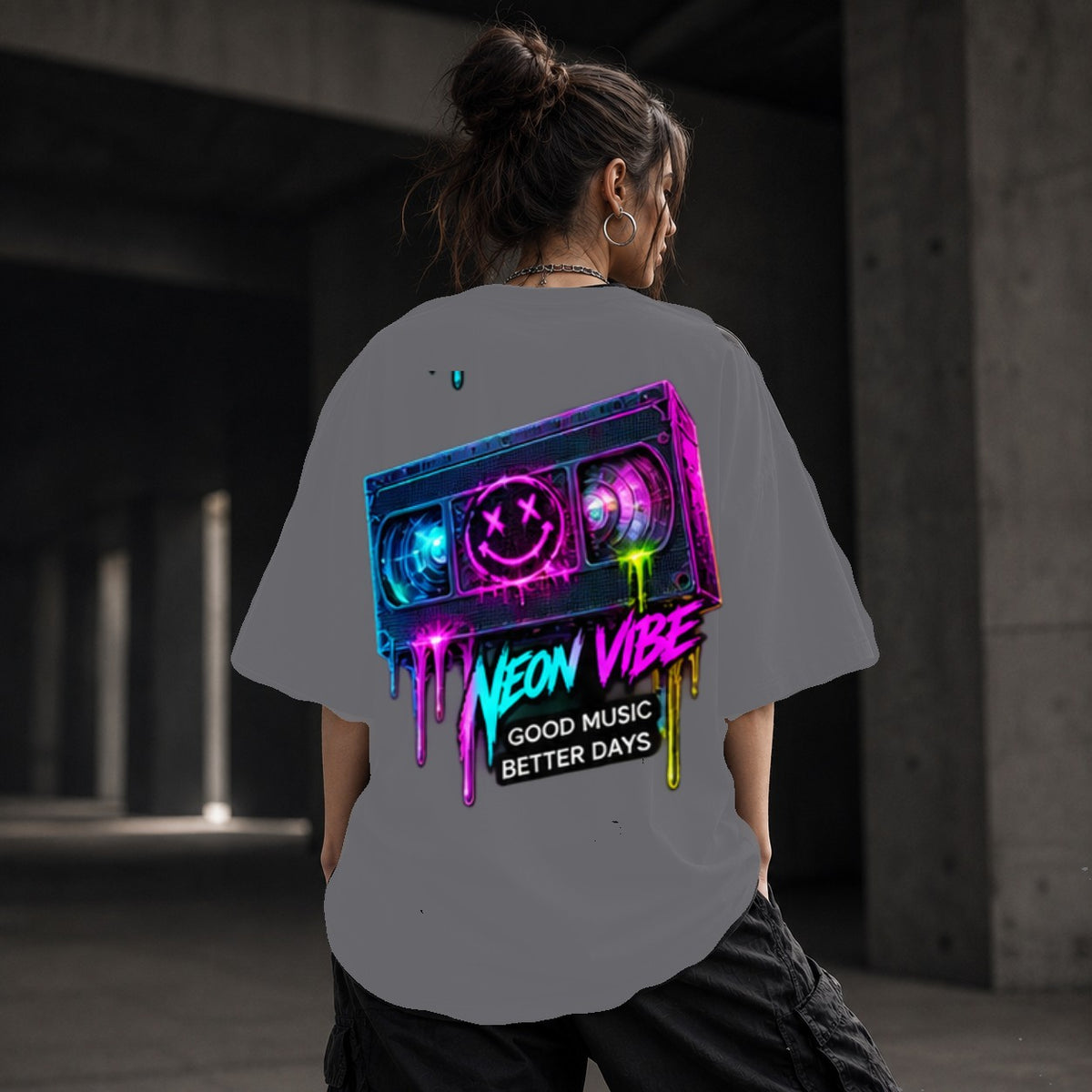 Neon Vibe Damen Oversized T-Shirt – Neon Boombox – DTF Backprint in Grau, Größe 5XL