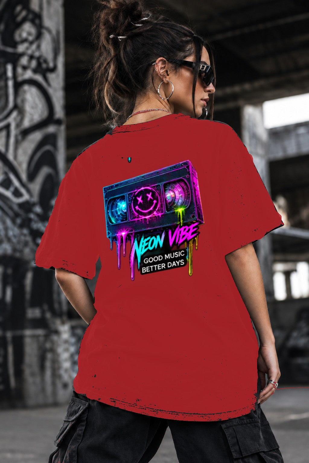 Neon Vibe Damen Oversized T-Shirt – Neon Boombox – DTF Backprint in Rot, Größe 5XL