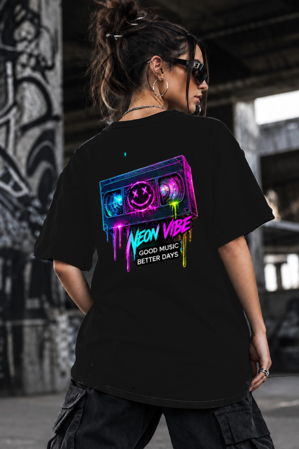 Neon Vibe Damen Oversized T-Shirt – Neon Boombox – DTF Backprint in Schwarz, Größe 5XL