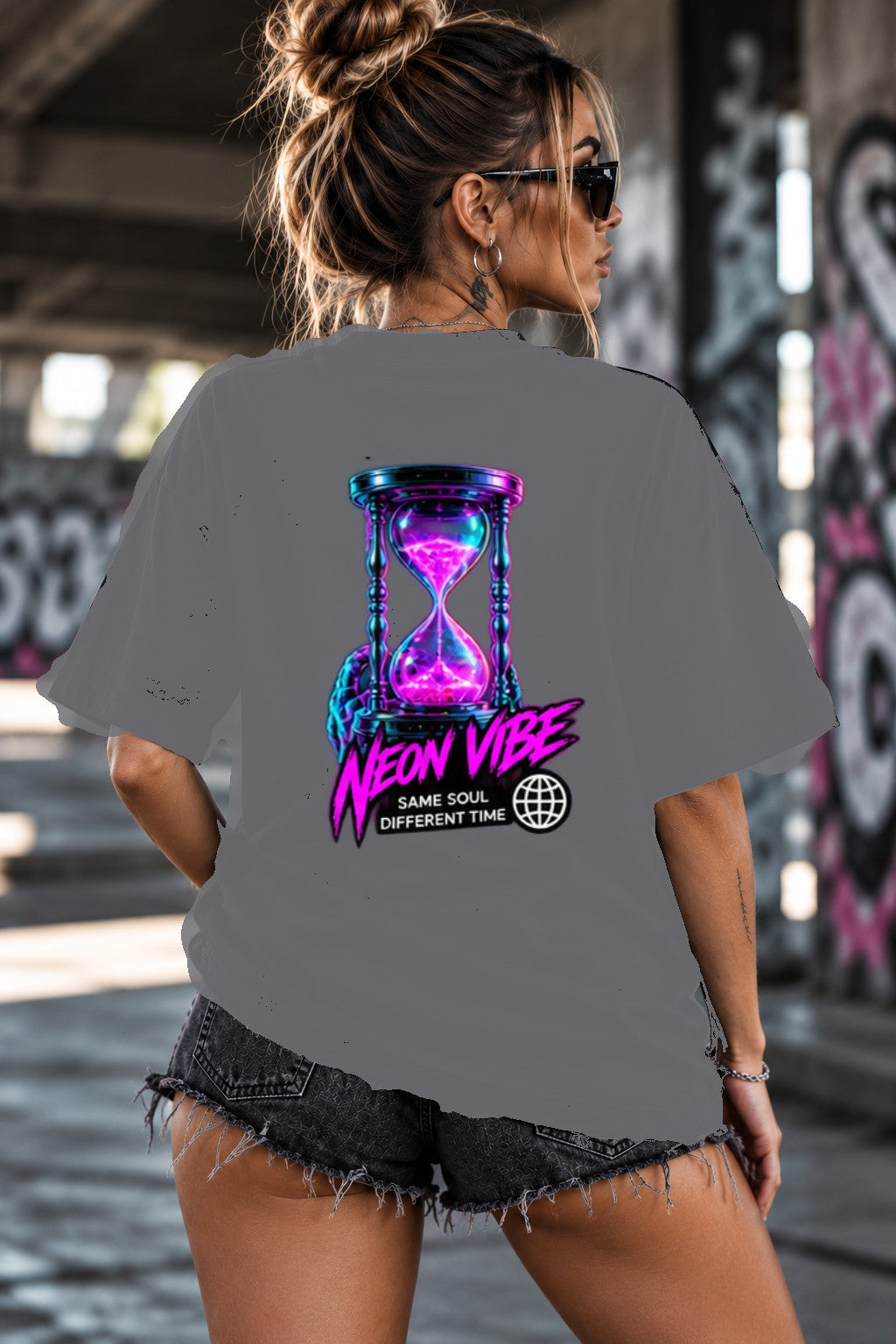Neon Vibe Damen Oversized T-Shirt – Neon Hourglass – DTF Backprint in Grau, Größe 5XL