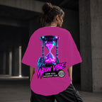 Neon Vibe Damen Oversized T-Shirt – Neon Hourglass – DTF Backprint in Pink, Größe 5XL