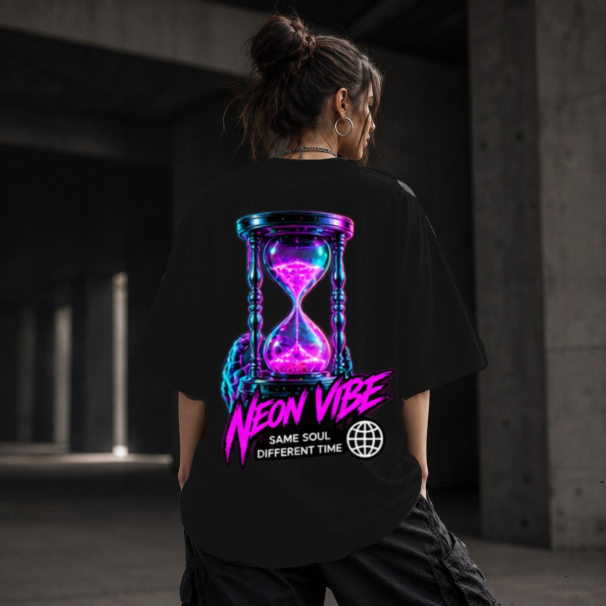 Neon Vibe Damen Oversized T-Shirt – Neon Hourglass – DTF Backprint in Schwarz, Größe 5XL