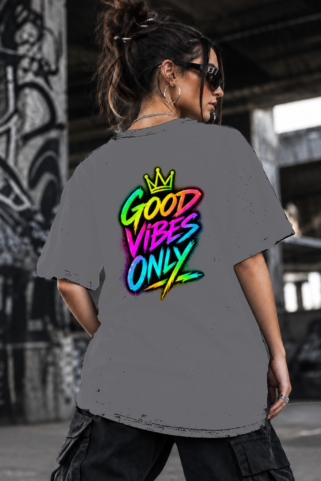 Neon Vibe Damen Oversized T-Shirt – Good Vibes Only – DTF Backprint in Grau, Größe 5XL
