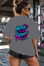 Neon Vibe Damen Oversized T-Shirt – Music Is My Therapy – DTF Backprint in Grau, Größe 5XL