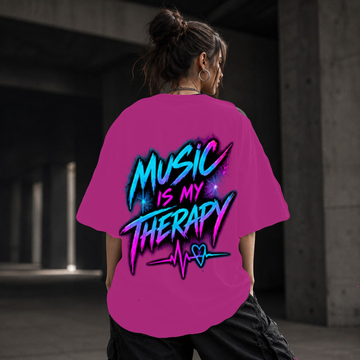Neon Vibe Damen Oversized T-Shirt – Music Is My Therapy – DTF Backprint in Pink, Größe 5XL