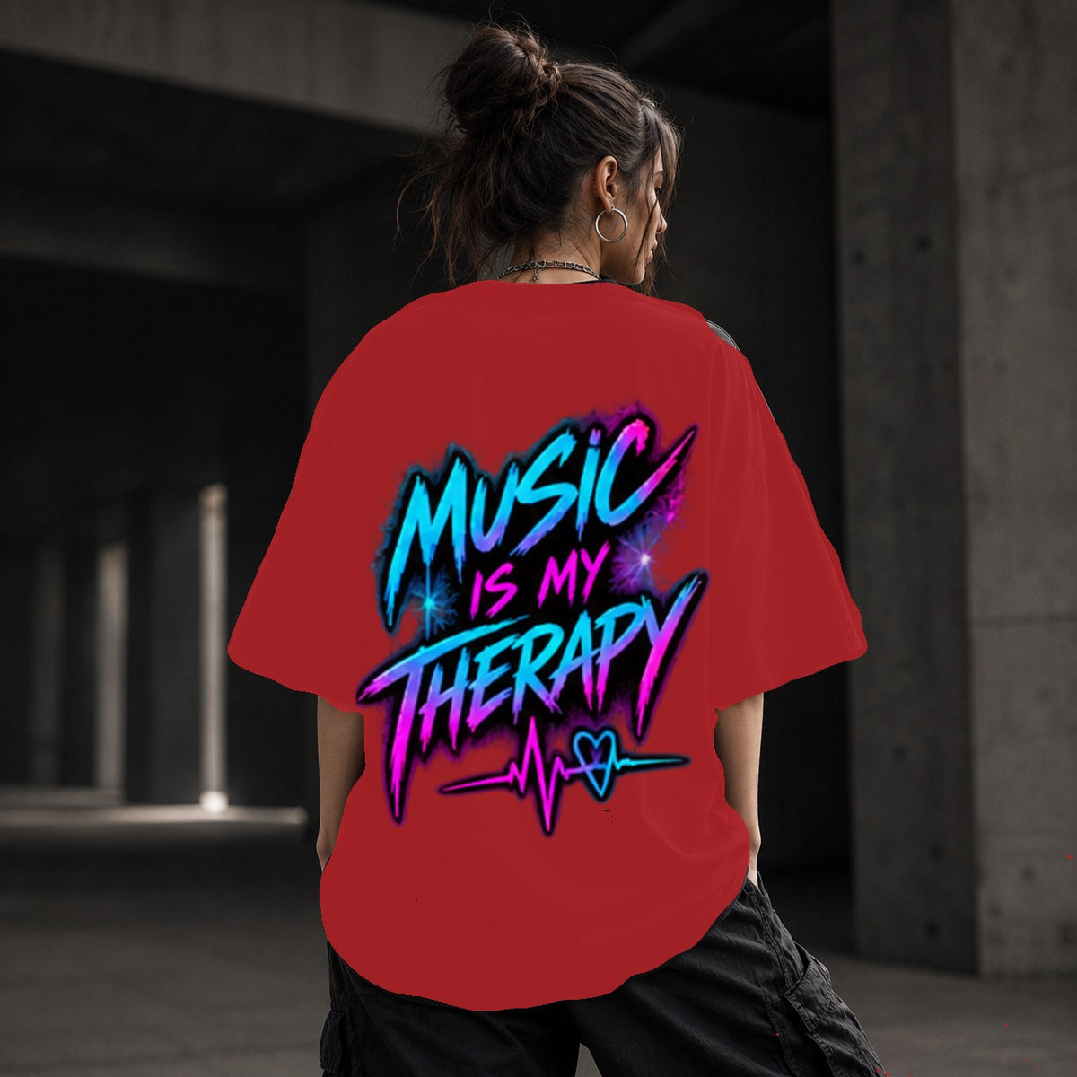 Neon Vibe Damen Oversized T-Shirt – Music Is My Therapy – DTF Backprint in Rot, Größe 5XL
