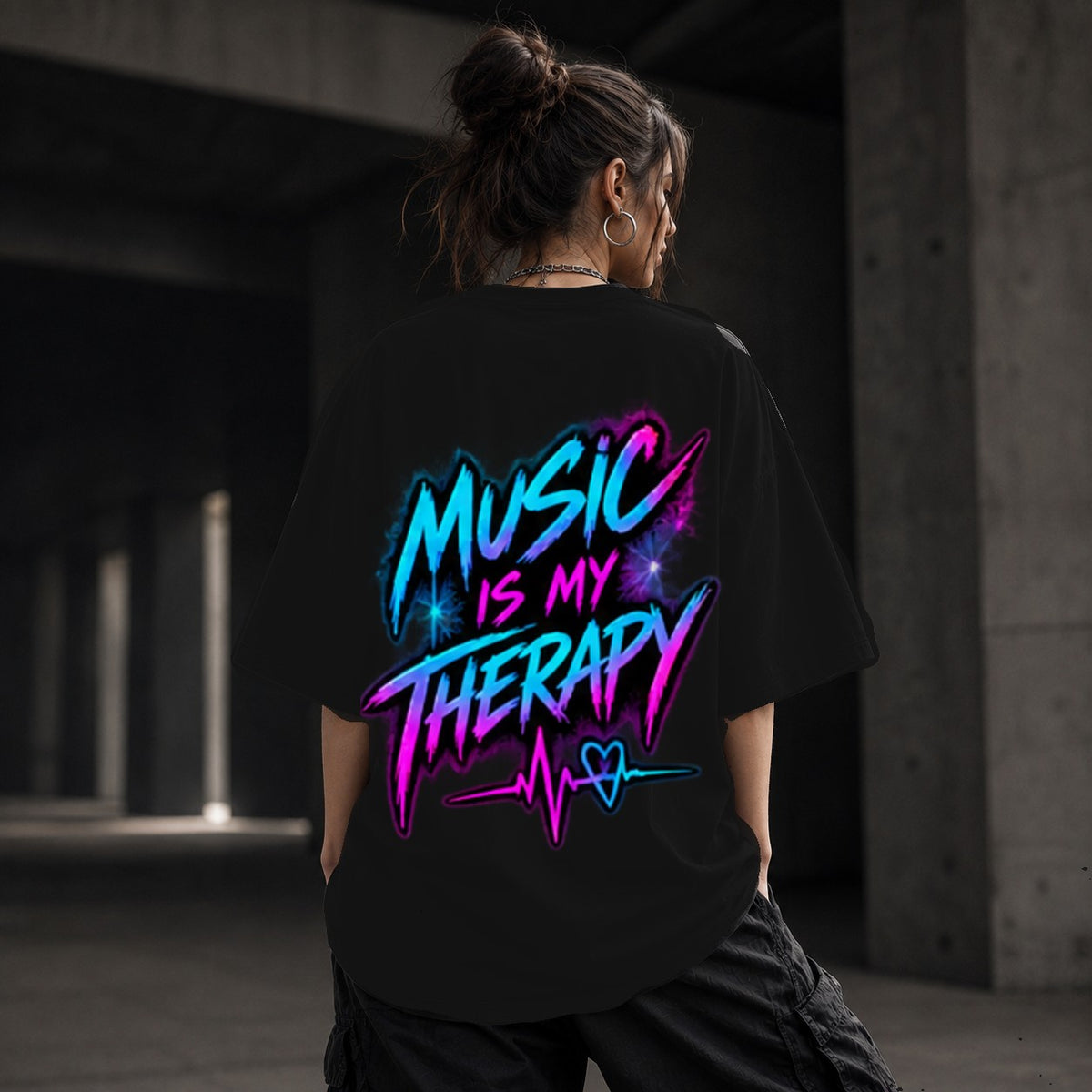Neon Vibe Damen Oversized T-Shirt – Music Is My Therapy – DTF Backprint in Schwarz, Größe 5XL