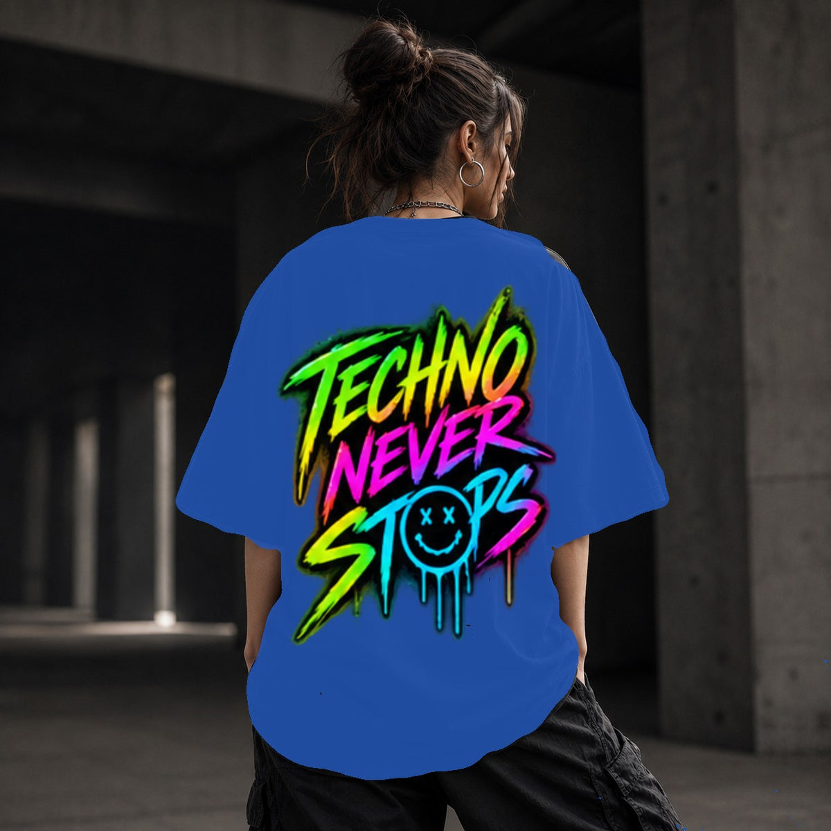 Neon Vibe Damen Oversized T-Shirt – Techno Never Stops – DTF Backprint in Blau, Größe 5XL