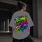 Neon Vibe Damen Oversized T-Shirt – Techno Never Stops – DTF Backprint in Grau, Größe 5XL