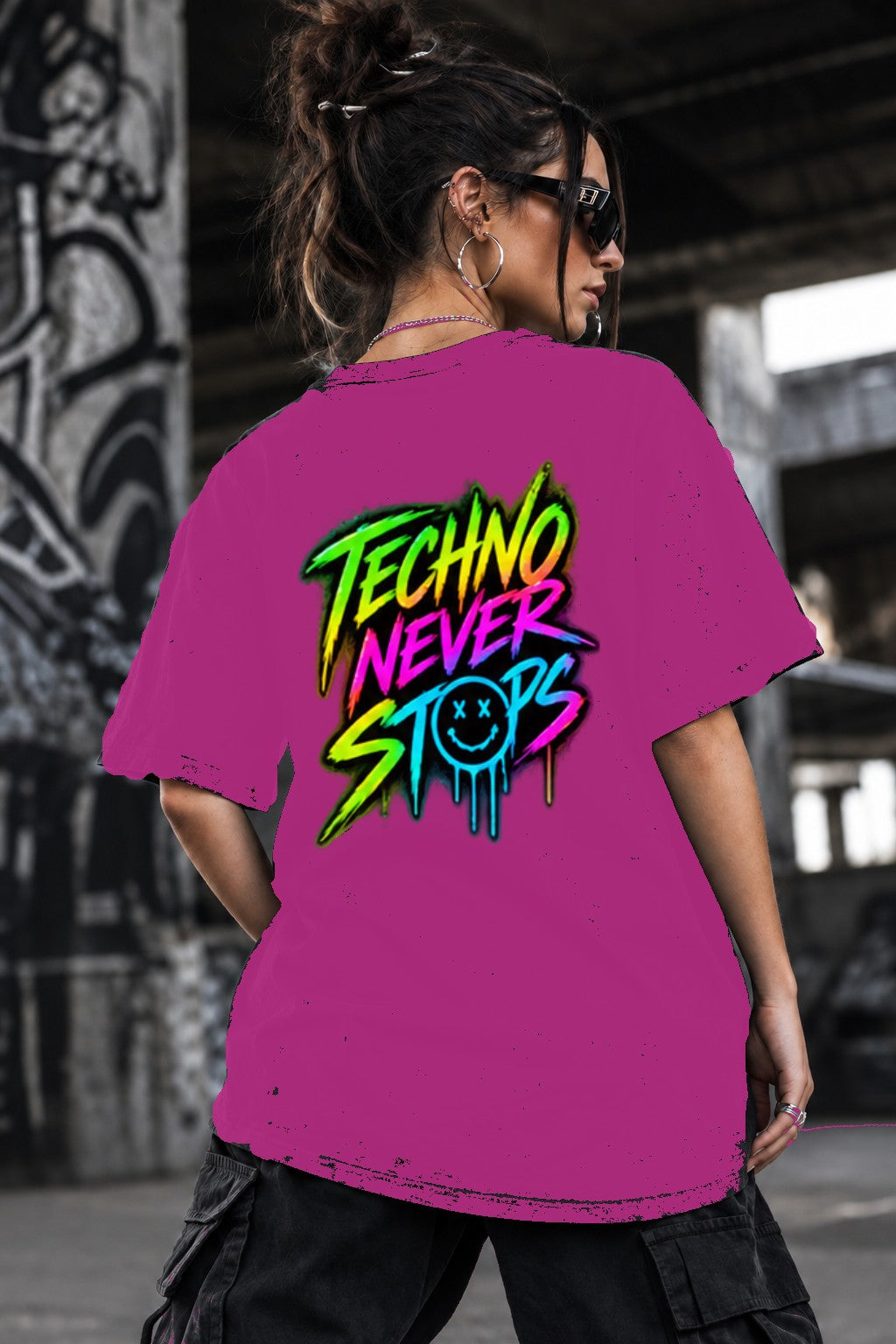 Neon Vibe Damen Oversized T-Shirt – Techno Never Stops – DTF Backprint in Pink, Größe 5XL