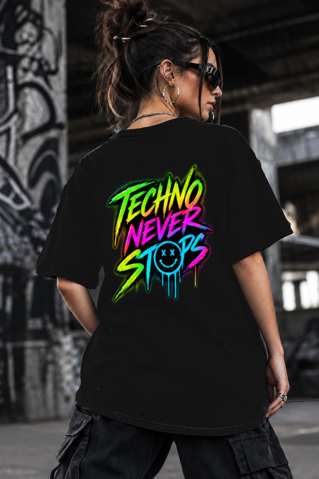 Neon Vibe Damen Oversized T-Shirt – Techno Never Stops – DTF Backprint in Schwarz, Größe 5XL