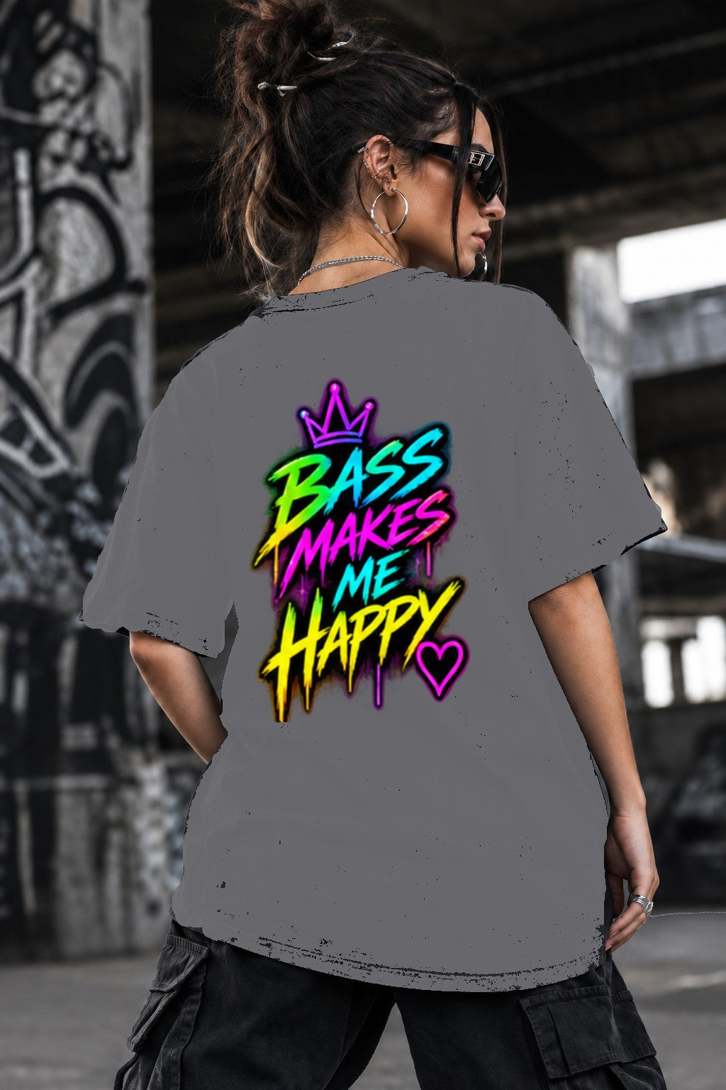 Neon Vibe Damen Oversized T-Shirt – Bass Makes Me Happy – DTF Backprint in Grau, Größe 5XL