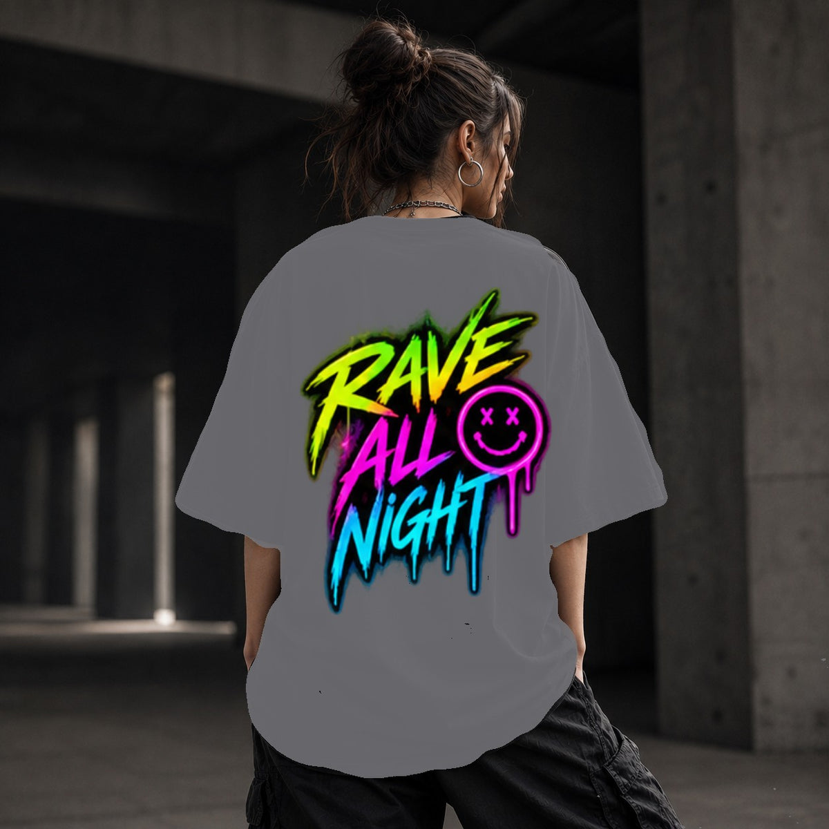 Neon Vibe Damen Oversized T-Shirt – Rave All Night – DTF Backprint in Grau, Größe 5XL