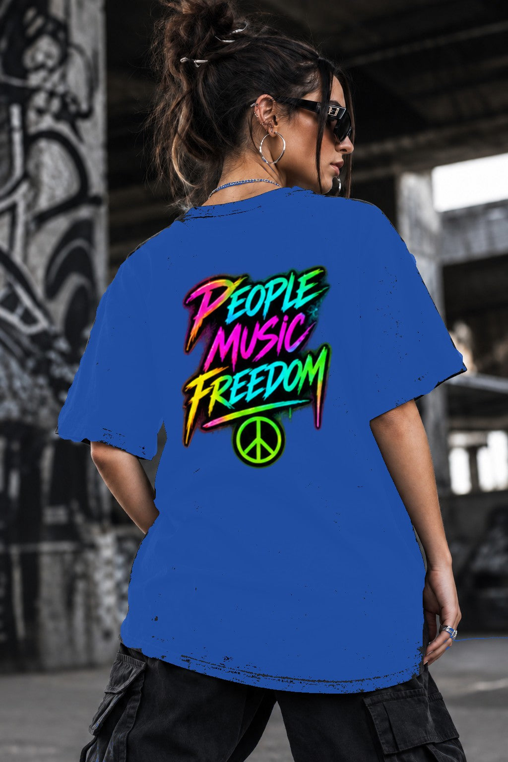 Neon Vibe Damen Oversized T-Shirt – People Music Freedom – DTF Backprint in Blau, Größe 5XL