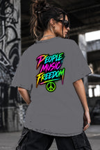 Neon Vibe Damen Oversized T-Shirt – People Music Freedom – DTF Backprint in Grau, Größe 5XL
