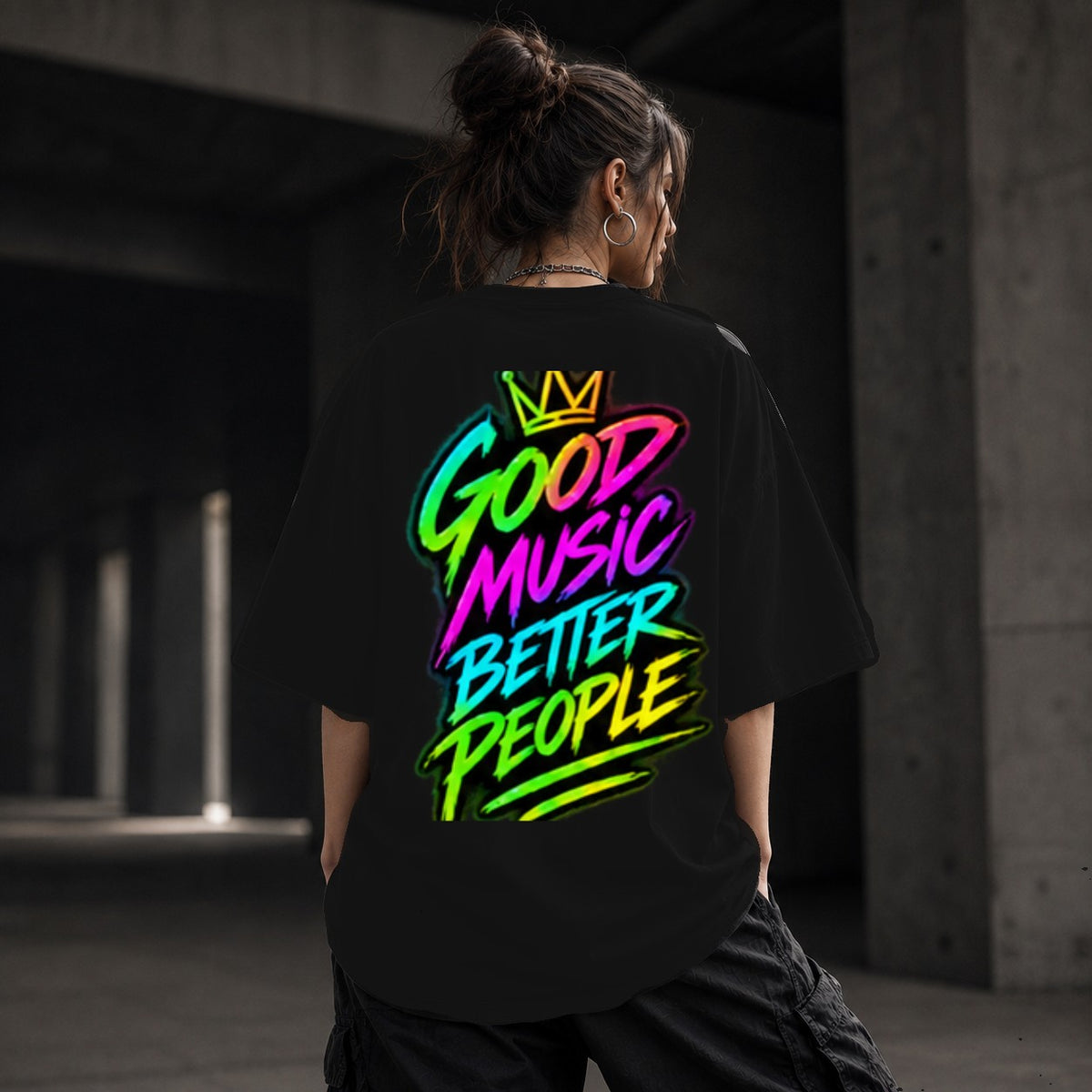 Neon Vibe Damen Oversized T-Shirt – Good Music Better People – DTF Backprint in Schwarz, Größe 5XL