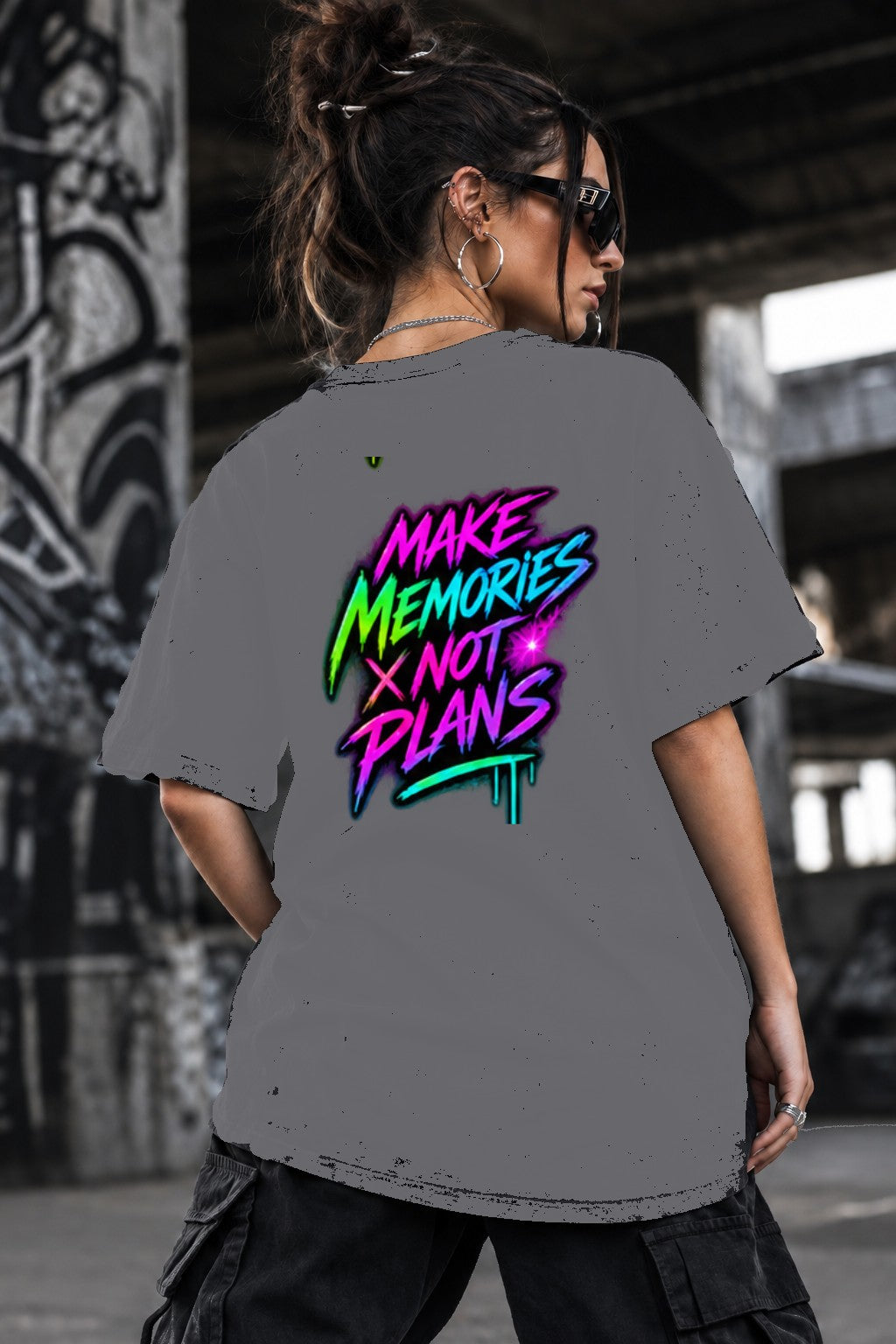 Neon Vibe Damen Oversized T-Shirt – Make Memories Not Plans – DTF Backprint in Grau, Größe 5XL