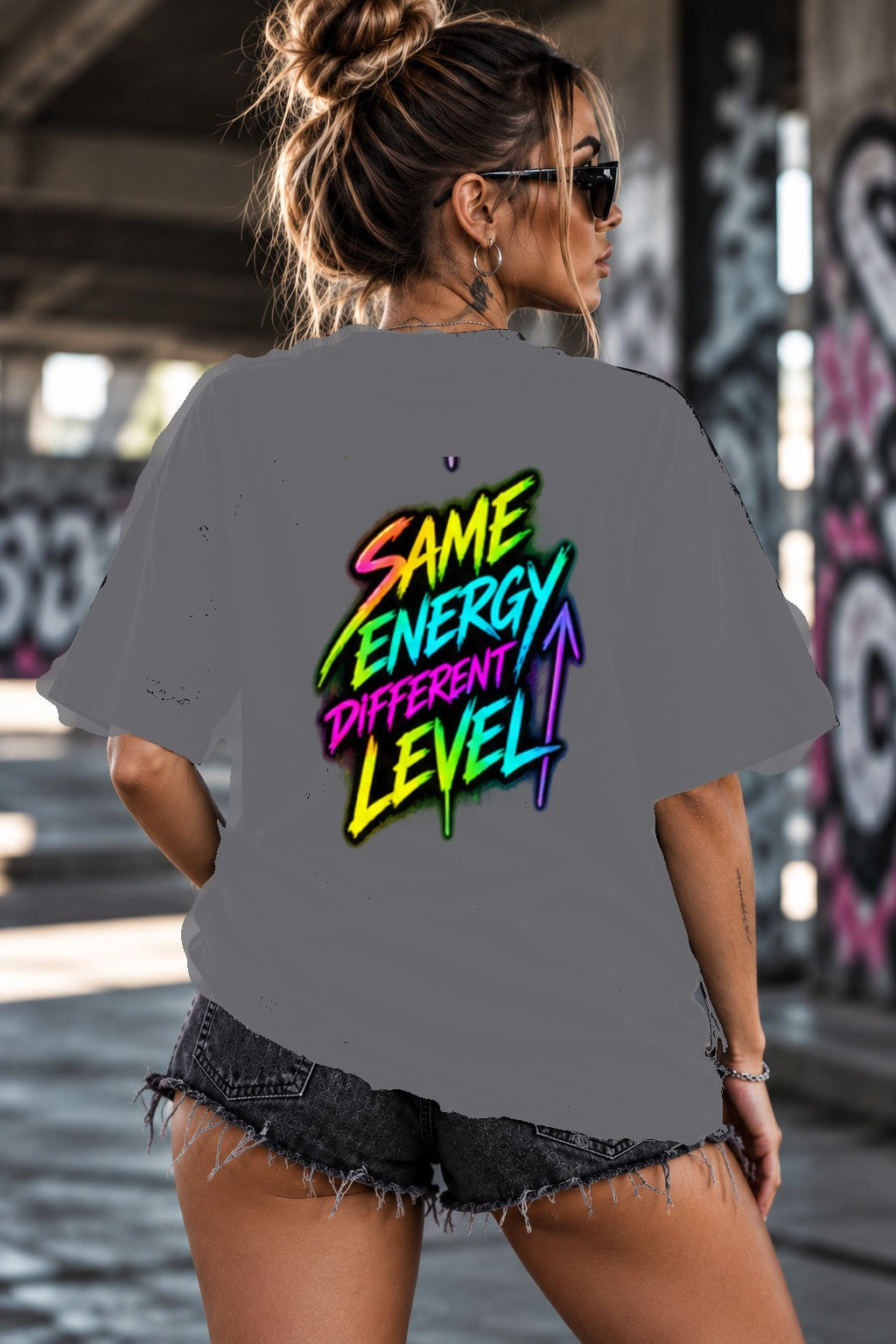 Neon Vibe Damen Oversized T-Shirt – Same Energy Different Level – DTF Backprint in Grau, Größe 5XL