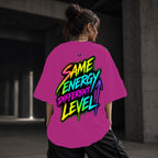 Neon Vibe Damen Oversized T-Shirt – Same Energy Different Level – DTF Backprint in Pink, Größe 5XL