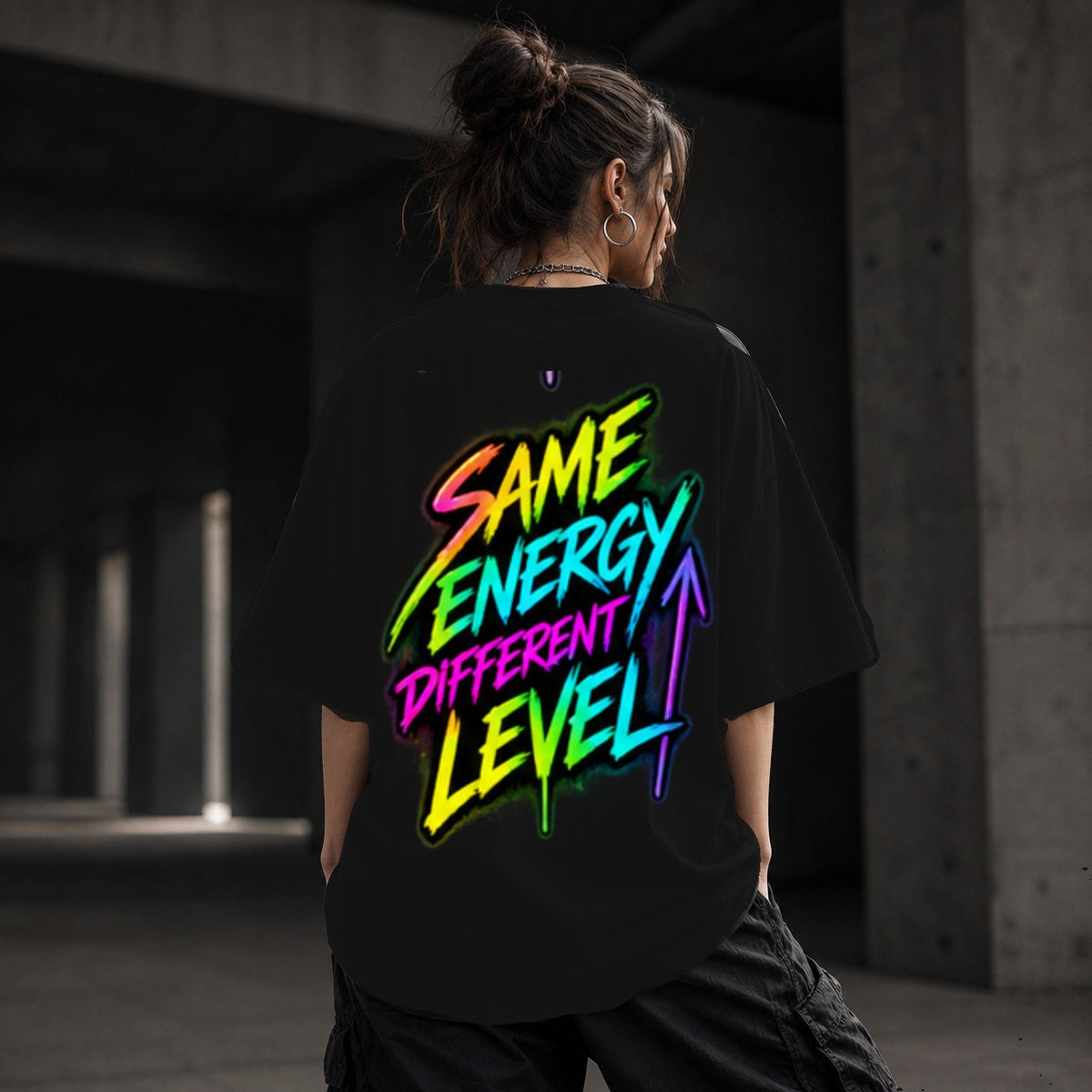 Neon Vibe Damen Oversized T-Shirt – Same Energy Different Level – DTF Backprint in Schwarz, Größe 5XL