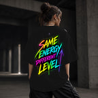 Neon Vibe Damen Oversized T-Shirt – Same Energy Different Level – DTF Backprint in Schwarz, Größe 5XL