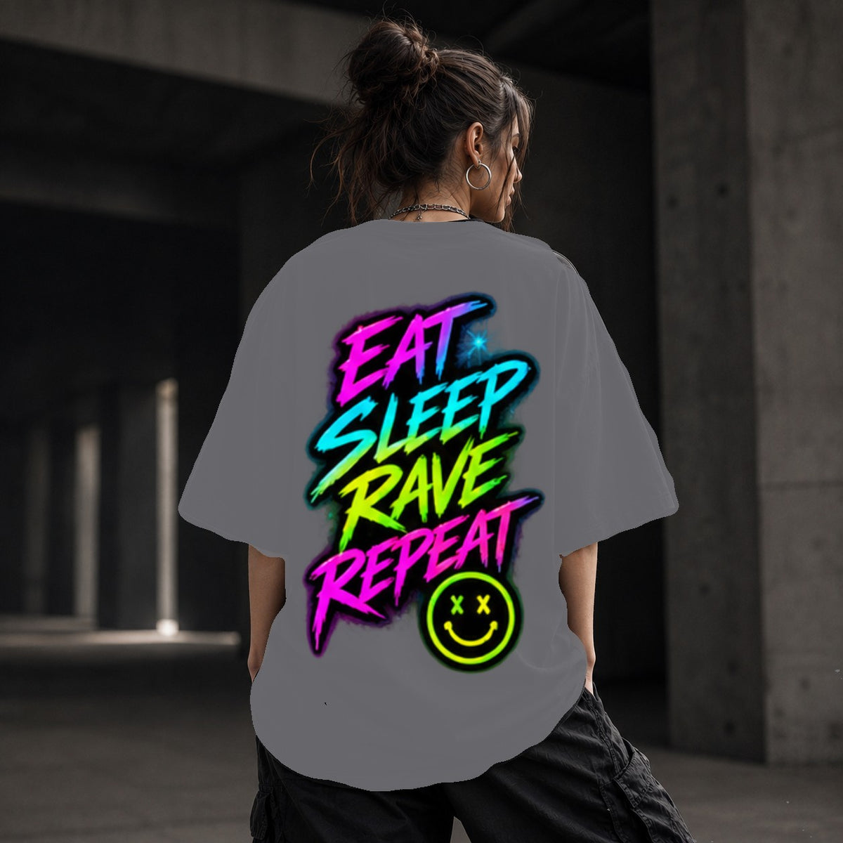 Neon Vibe Damen Oversized T-Shirt – Eat Sleep Rave Repeat – DTF Backprint in Grau, Größe 5XL