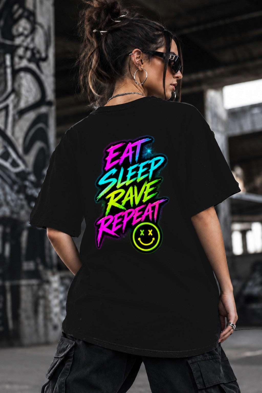 Neon Vibe Damen Oversized T-Shirt – Eat Sleep Rave Repeat – DTF Backprint in Schwarz, Größe 5XL