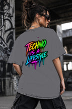 Neon Vibe Damen Oversized T-Shirt – Techno Is A Lifestyle – DTF Backprint in Grau, Größe 5XL