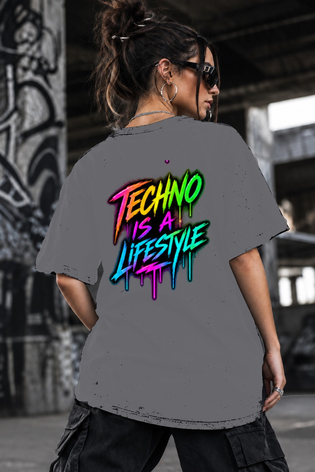 Neon Vibe Damen Oversized T-Shirt – Techno Is A Lifestyle – DTF Backprint in Grau, Größe 5XL