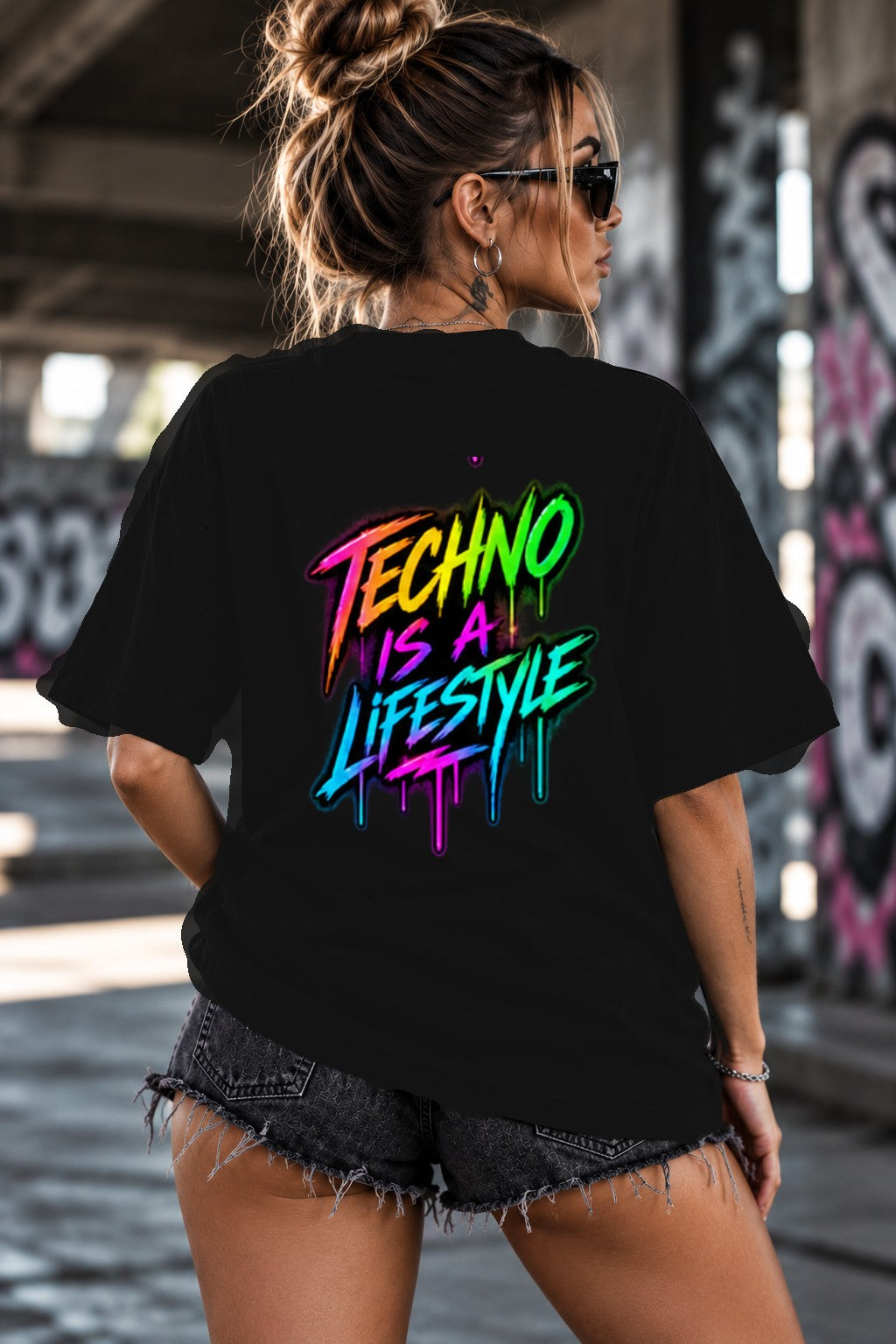 Neon Vibe Damen Oversized T-Shirt – Techno Is A Lifestyle – DTF Backprint in Schwarz, Größe 5XL