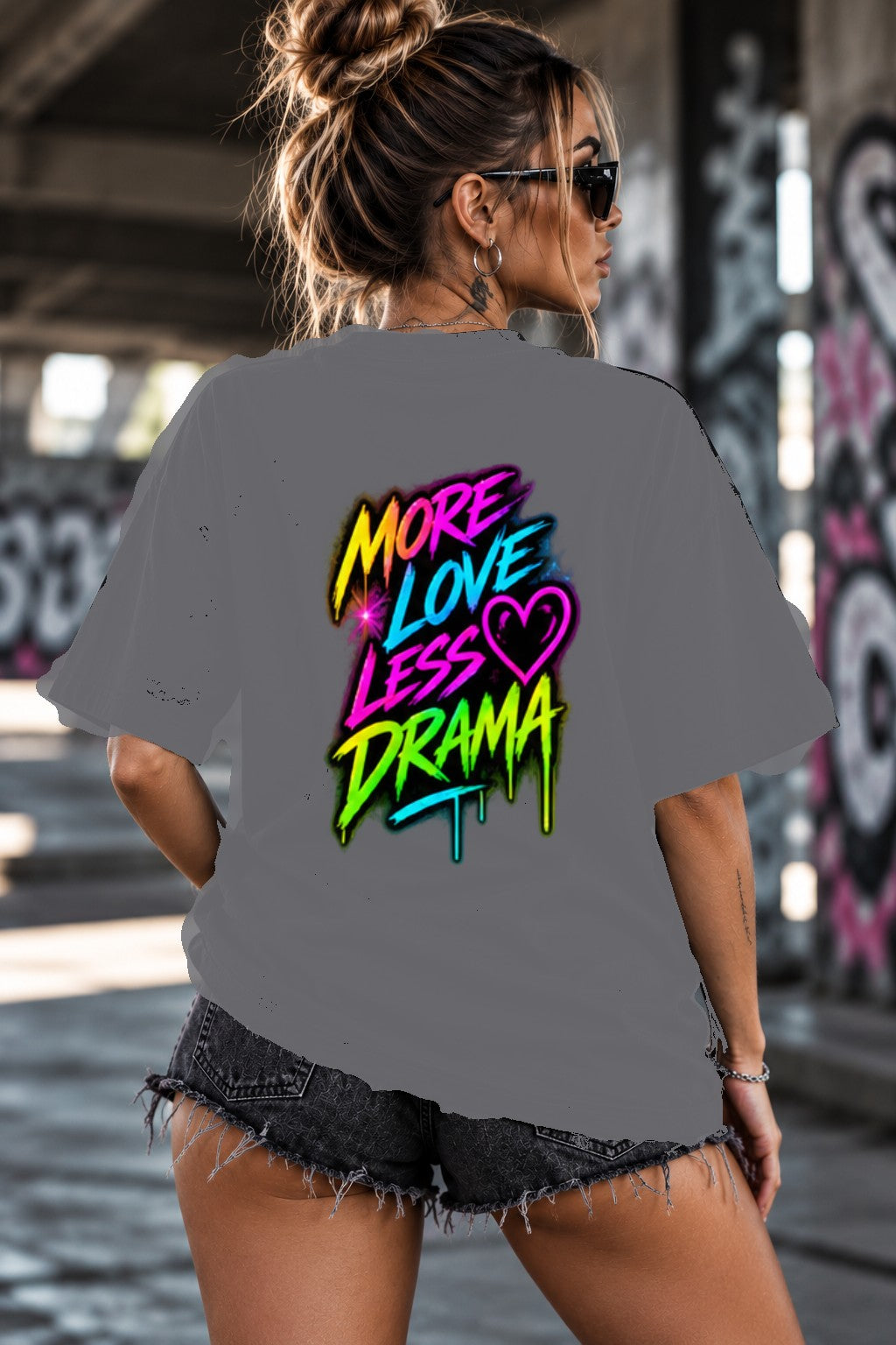 Neon Vibe Damen Oversized T-Shirt – More Love Less Drama – DTF Backprint in Grau, Größe 5XL