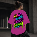 Neon Vibe Damen Oversized T-Shirt – More Love Less Drama – DTF Backprint in Pink, Größe 5XL