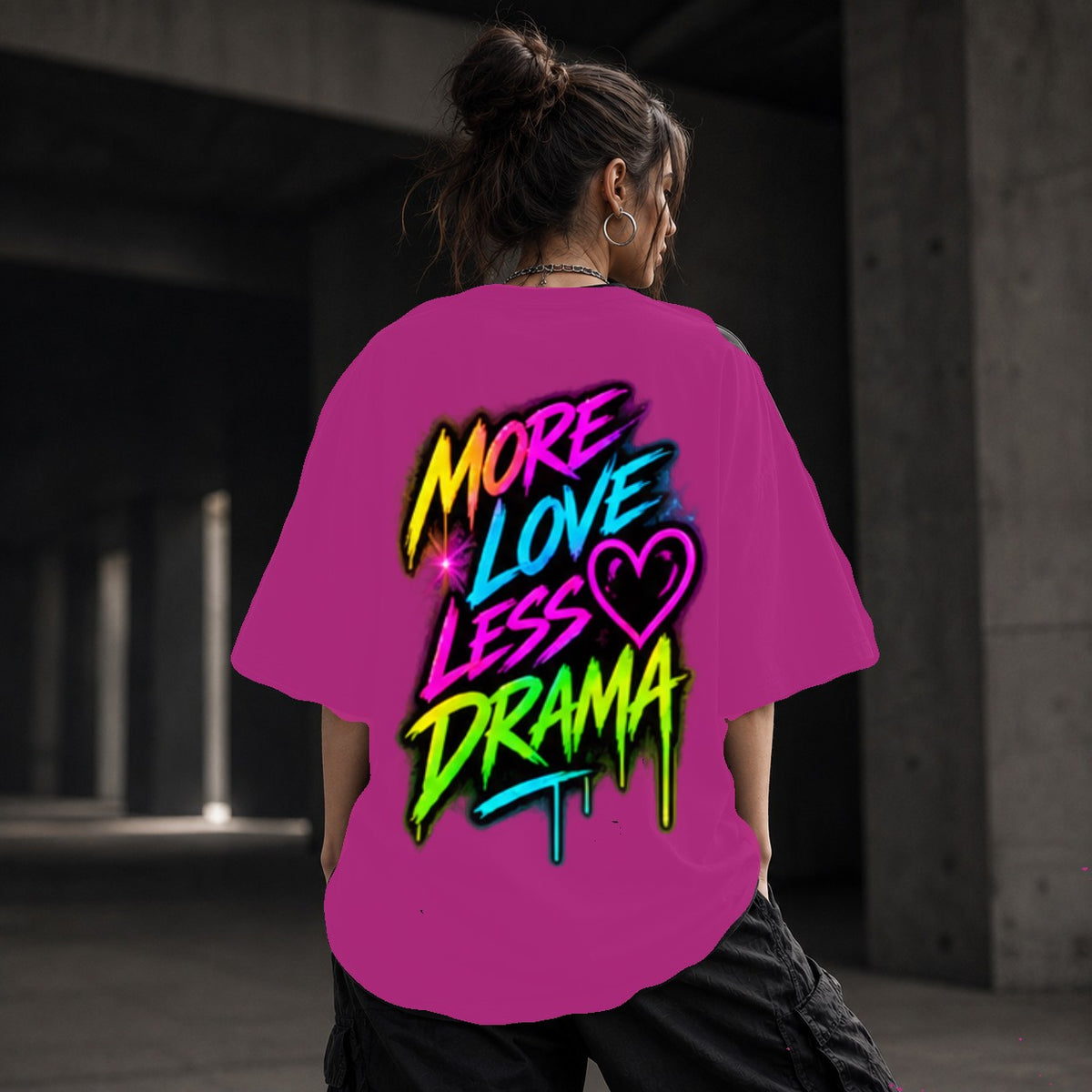 Neon Vibe Damen Oversized T-Shirt – More Love Less Drama – DTF Backprint in Pink, Größe 5XL