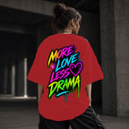 Neon Vibe Damen Oversized T-Shirt – More Love Less Drama – DTF Backprint in Rot, Größe 5XL