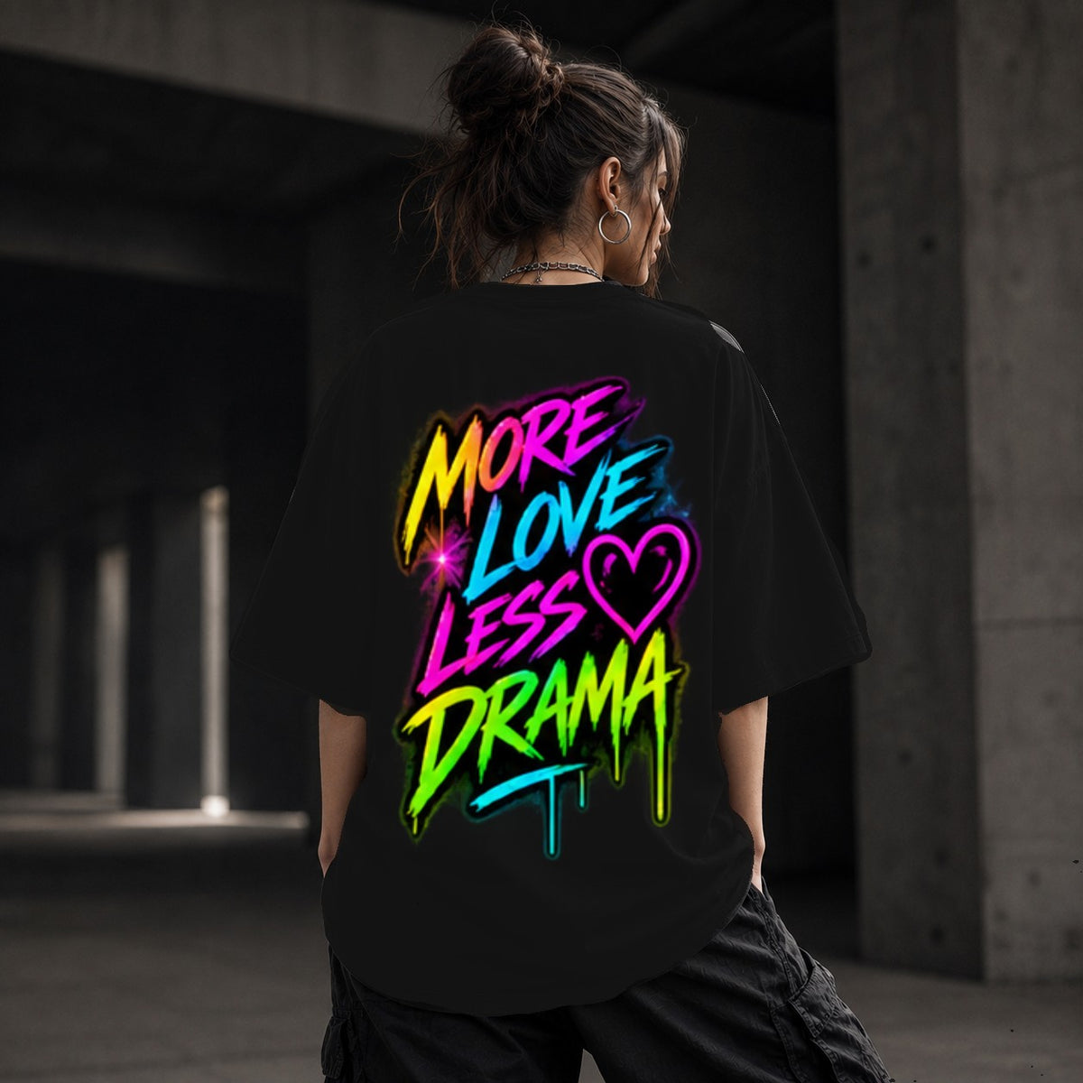 Neon Vibe Damen Oversized T-Shirt – More Love Less Drama – DTF Backprint in Schwarz, Größe 5XL