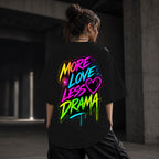 Neon Vibe Damen Oversized T-Shirt – More Love Less Drama – DTF Backprint in Schwarz, Größe 5XL