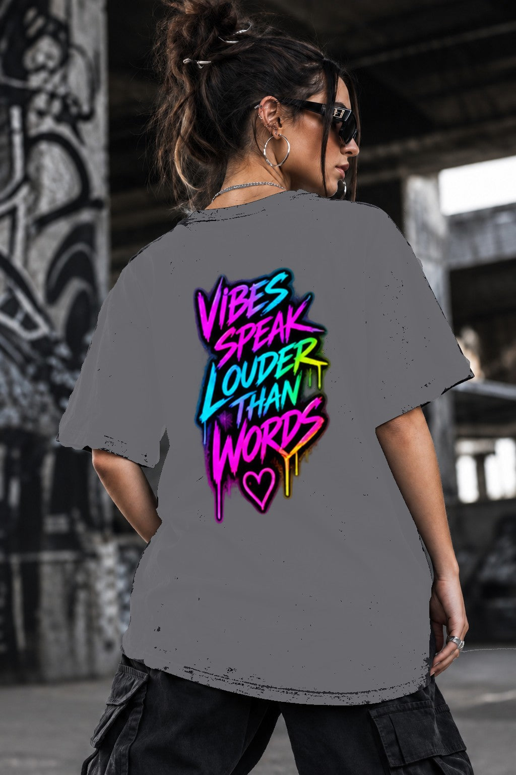 Neon Vibe Damen Oversized T-Shirt – Vibes Speak Louder – DTF Backprint in Grau, Größe 5XL