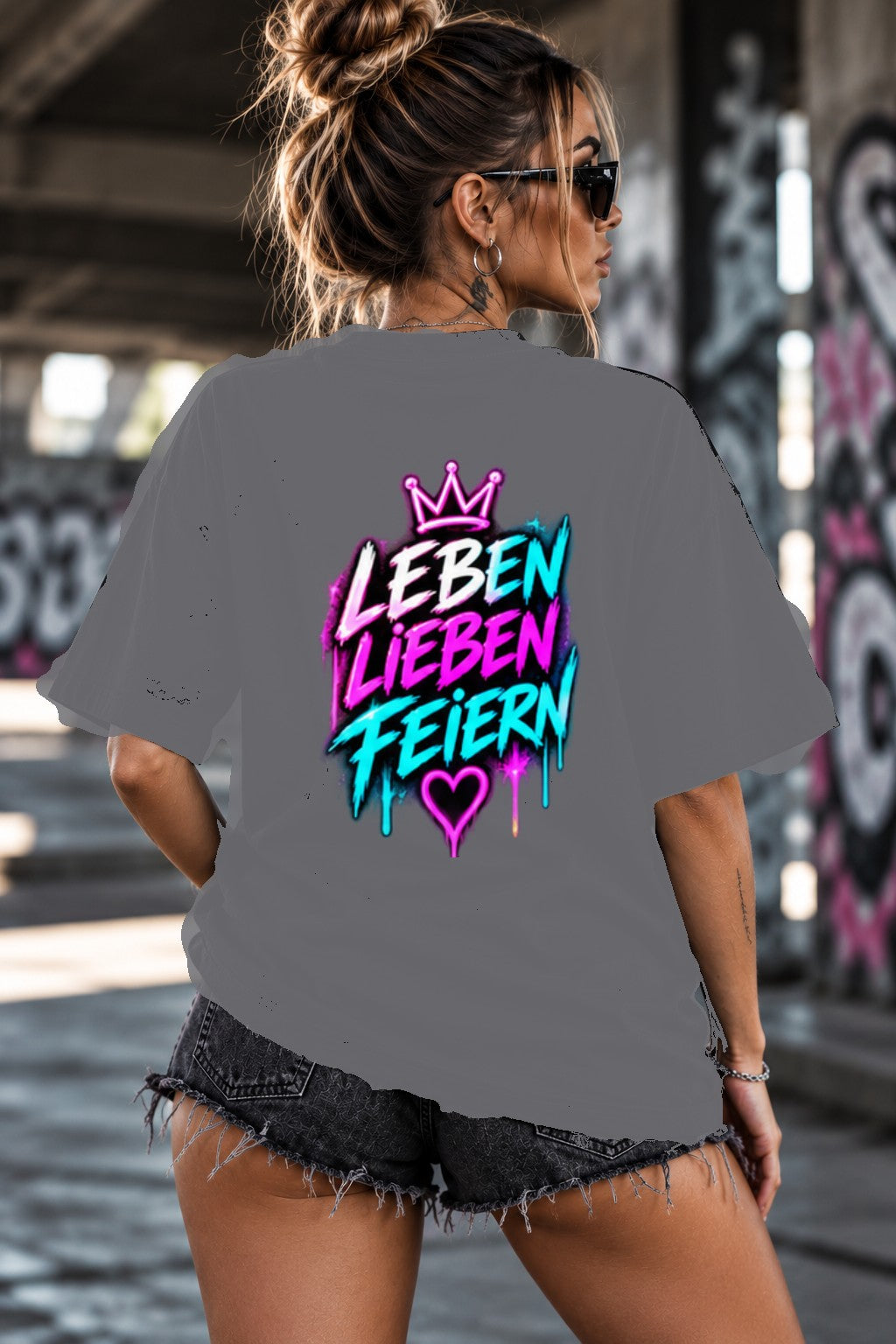 Neon Vibe Damen Oversized T-Shirt – Leben Lieben Feiern – DTF Backprint in Grau, Größe 5XL