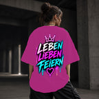 Neon Vibe Damen Oversized T-Shirt – Leben Lieben Feiern – DTF Backprint in Pink, Größe 5XL