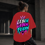 Neon Vibe Damen Oversized T-Shirt – Leben Lieben Feiern – DTF Backprint in Rot, Größe 5XL