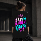 Neon Vibe Damen Oversized T-Shirt – Leben Lieben Feiern – DTF Backprint in Schwarz, Größe 5XL