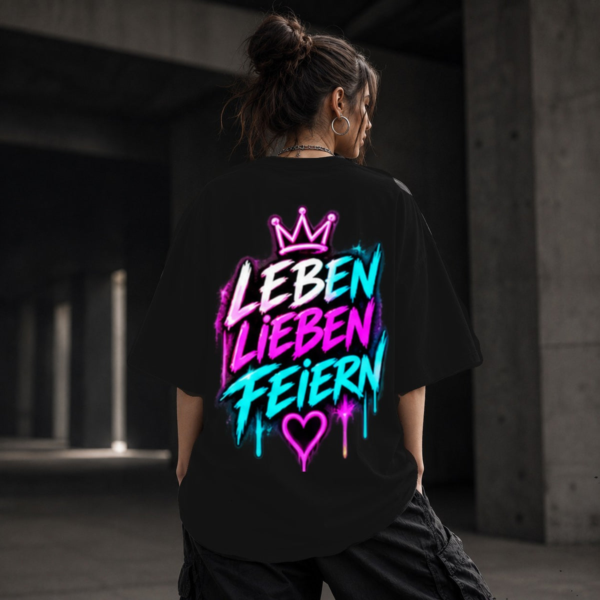 Neon Vibe Damen Oversized T-Shirt – Leben Lieben Feiern – DTF Backprint in Schwarz, Größe 5XL